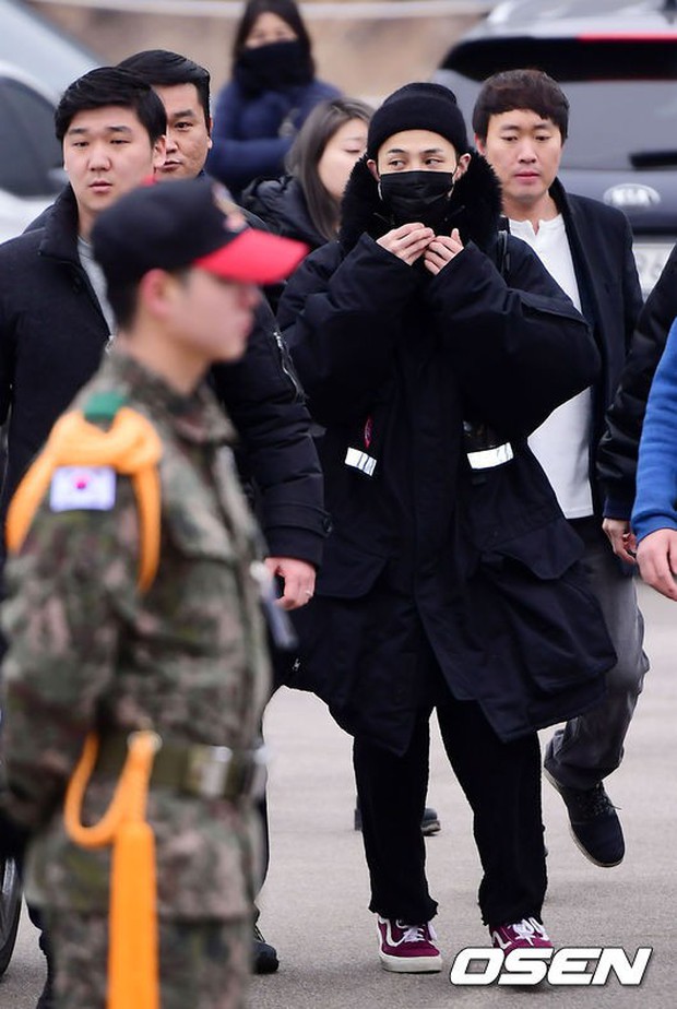 G-Dragon trùm kín mặt vẫn gây náo loạn, quân đội lập rào chắn kiên cố trước biển fan quốc tế tiễn anh nhập ngũ - Ảnh 5.