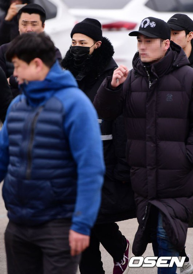 G-Dragon trùm kín mặt vẫn gây náo loạn, quân đội lập rào chắn kiên cố trước biển fan quốc tế tiễn anh nhập ngũ - Ảnh 10.
