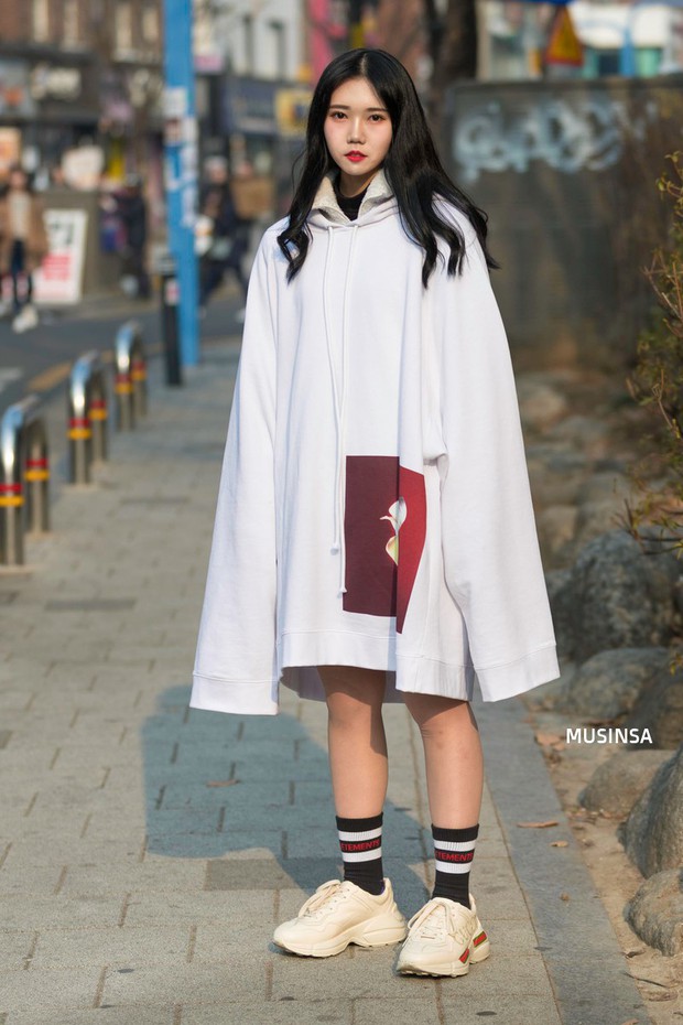 Street style giới trẻ Hàn tuần qua: không có lấy một set đồ bánh bèo, cô nàng nào cũng ăn vận siêu cool - Ảnh 8.