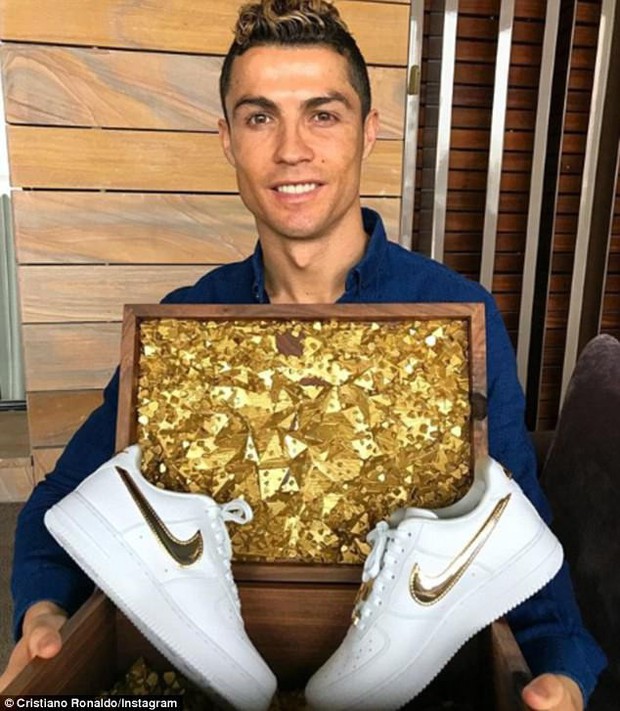 Không sôi động như Neymar, Ronaldo trầm lắng trong sinh nhật tuổi 33 - Ảnh 3.