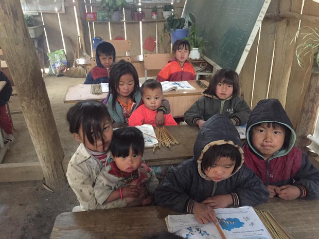 Clip: Nhói lòng bữa trưa chỉ có cơm trắng đựng trong túi bóng giữa ngày lạnh giá của các em học sinh Điện Biên - Ảnh 3.