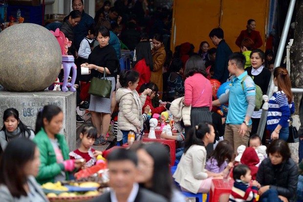 Chùm ảnh: Phố đi bộ hồ Gươm chật kín ngày đầu năm mới, nhiều người xếp hàng dài trước cửa hàng thức ăn nhanh - Ảnh 4.