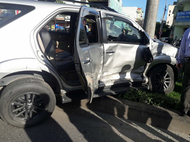Đà Nẵng: Tai nạn liên hoàn giữa 2 ôtô và 3 xe máy, một người nguy kịch - Ảnh 3.