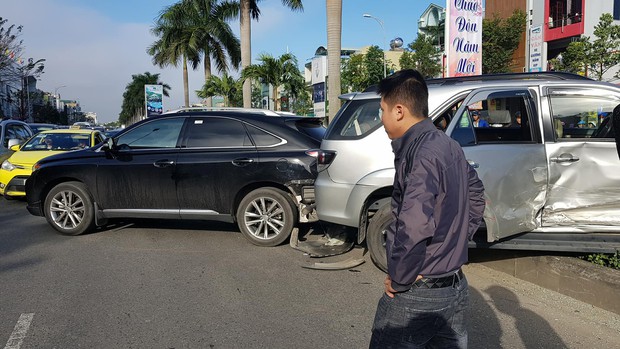 Đà Nẵng: Tai nạn liên hoàn giữa 2 ôtô và 3 xe máy, một người nguy kịch - Ảnh 1.