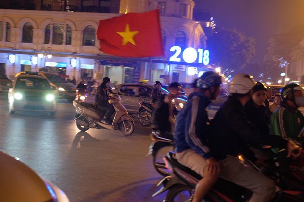 Cả nước vỡ òa với chiến tích lịch sử của U23 Việt Nam - Ảnh 3.