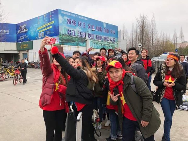 CĐV Việt Nam tại Trung Quốc vượt hàng trăm cây số để cổ vũ cho đội tuyển U23 Việt Nam trước trận đấu lịch sử với Qatar - Ảnh 4.
