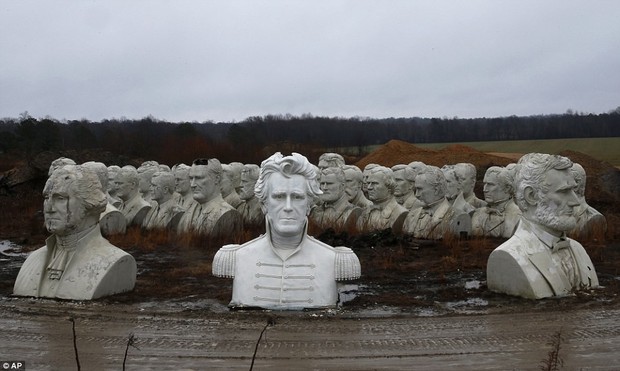 Công viên Tổng thống Mỹ với 43 bức tượng khổng lồ bị hư hại nặng nề, vẫn còn thiếu hai vị Tổng thống nữa mới hoàn thiện - Ảnh 2.