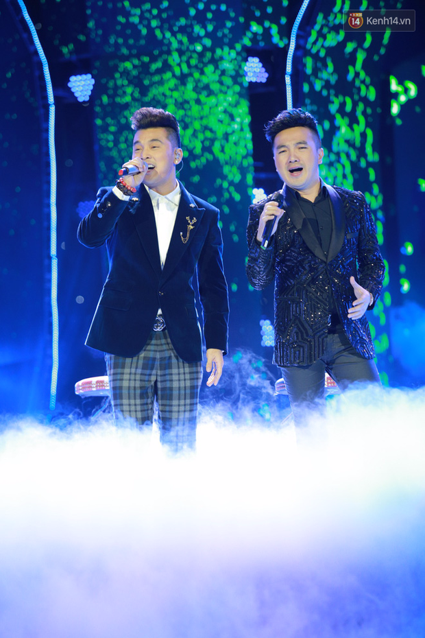 Ưng Hoàng Phúc quỳ xuống xin Phạm Quỳnh Anh tha lỗi khi tái hiện hit 14 năm trước trong liveshow - Ảnh 8.