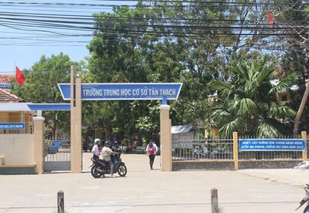 Vụ phụ huynh ép giáo viên quỳ gối: Không cần đơn yêu cầu của bị hại để khởi tố - Ảnh 1.