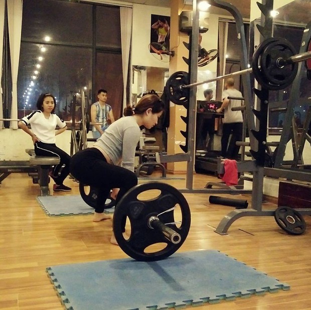Bà bầu vượt mặt vẫn tập tạ ầm ầm khiến nhiều gym thủ bái phục - Ảnh 2.