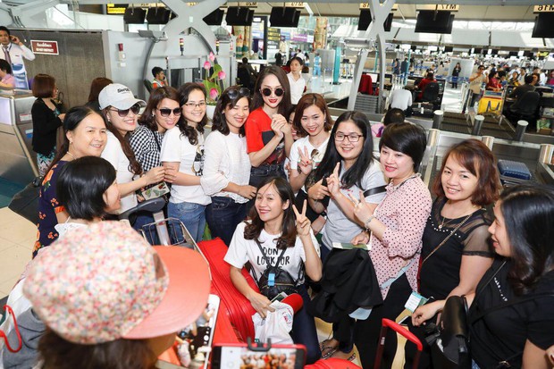 Clip: Fan bắt gặp và xin chụp ảnh với Hương Giang tại sân bay Thái trước khi lên đường về nước - Ảnh 4.