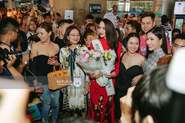 Về đến sân bay Việt Nam, Hương Giang vội thay áo dài đỏ, đội vương miện lộng lẫy để chào khán giả - Ảnh 3.