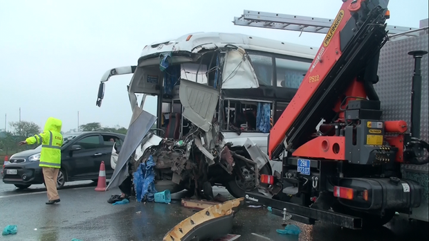 Đi cứu hộ tai nạn, xe cứu hoả đối đầu xe khách khiến nhiều người trọng thương trên cao tốc Pháp Vân - Ảnh 4.