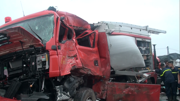 Đi cứu hộ tai nạn, xe cứu hoả đối đầu xe khách khiến nhiều người trọng thương trên cao tốc Pháp Vân - Ảnh 2.
