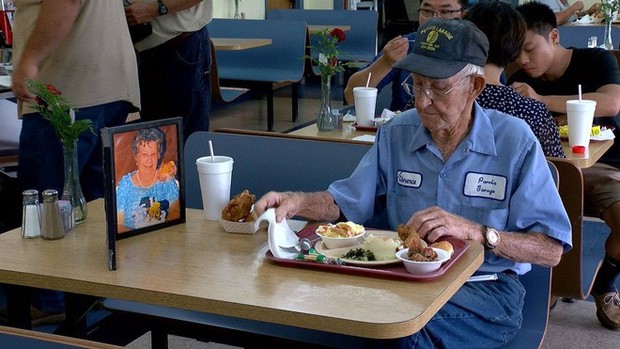 Suốt 4 năm trời, mỗi ngày, cụ ông 93 tuổi đều dùng bữa trưa cùng người vợ quá cố - Ảnh 1.