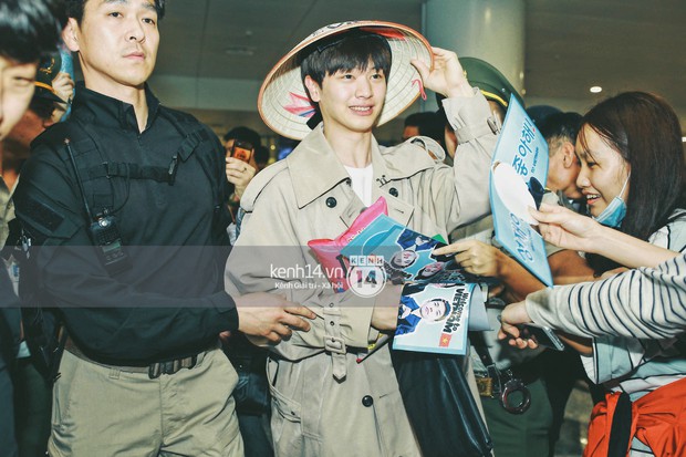 Ngộ Không Lee Seung Gi tươi rói nhận hoa, Yook Sung Jae điển trai giữa đám đông fan náo loạn sân bay Nội Bài - Ảnh 7.
