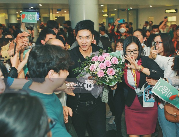 Ngộ Không Lee Seung Gi tươi rói nhận hoa, Yook Sung Jae điển trai giữa đám đông fan náo loạn sân bay Nội Bài - Ảnh 2.