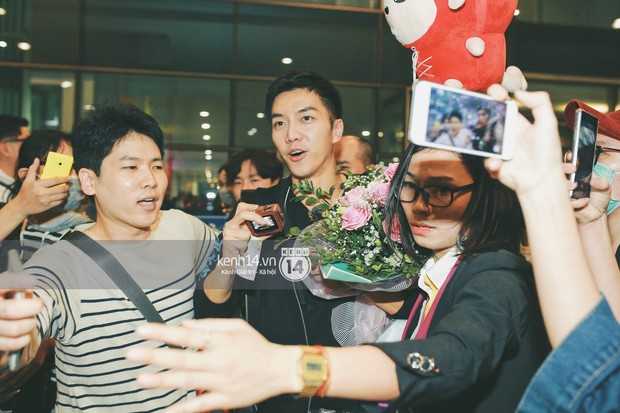Ngộ Không Lee Seung Gi tươi rói nhận hoa, Yook Sung Jae điển trai giữa đám đông fan náo loạn sân bay Nội Bài - Ảnh 4.