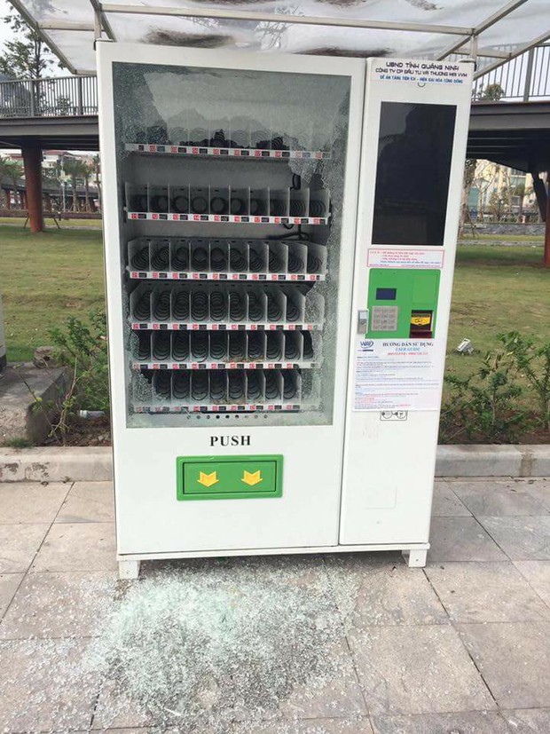 Quảng Ninh: Cây bán hàng tự động đột nhiên vỡ kính, hàng chục chai nước bên trong biến mất - Ảnh 1.