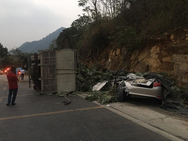 Xe ô tô vừa mua ở Hà Nội đi về đến Hòa Bình thì thành đống sắt vụn vì tai nạn giao thông - Ảnh 1.