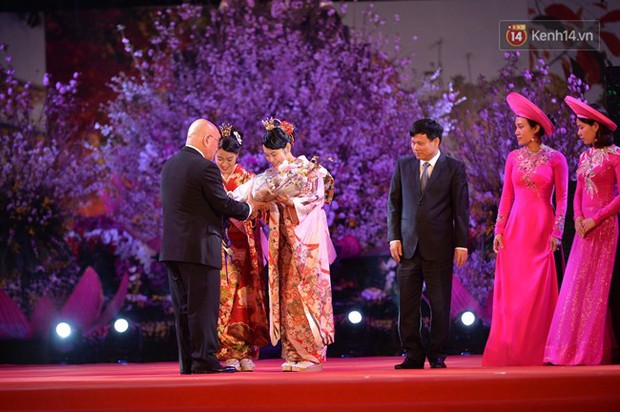 Nữ hoàng và công chúa hoa anh đào trao hoa khai mạc lễ hội giao lưu văn hoá Việt Nam - Nhật Bản - Ảnh 6.