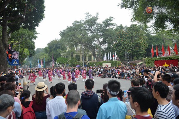 Hàng ngàn người dân Hà Nội chen chúc trong buổi sáng đầu tiên mở cửa Lễ hội hoa anh đào - Ảnh 10.