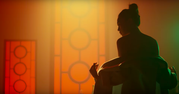 HOT: Mỹ Tâm bất ngờ tung MV mới với tạo hình geisha, vẫn giữ cảnh cởi áo khoe lưng trần từng hé lộ trong teaser - Ảnh 4.