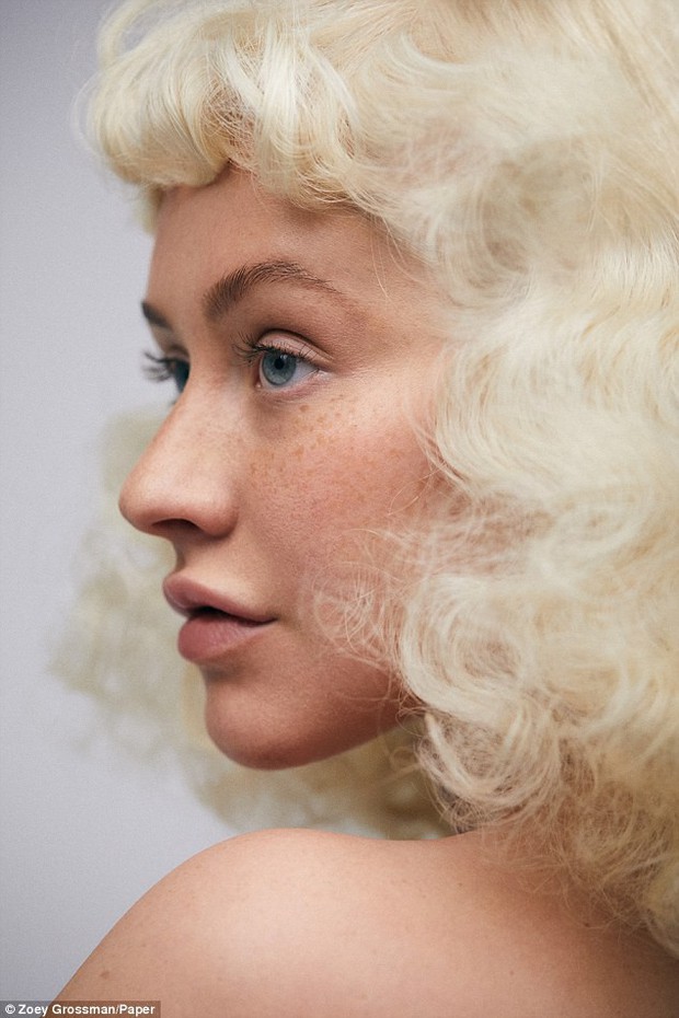 Christina Aguilera's youthful, bare-faced photo set is so hot that it received thousands of shares - Photo 6.