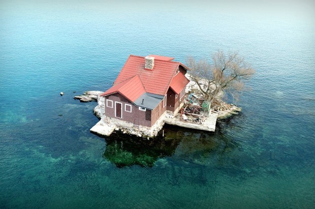  Chỉ đủ chỗ cho đúng một ngôi nhà nhỏ và một cái cây, hòn đảo đáng yêu này chính là nơi ẩn náu tuyệt vời cho những ai thích yên tĩnh - Ảnh 4.
