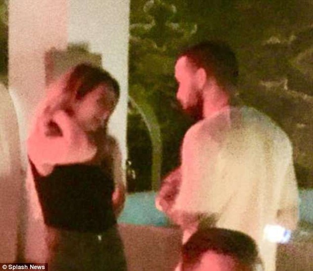 Chán máy bay Cheryl, Liam nhóm One Direction tìm niềm vui với người đẹp mới? - Ảnh 2.