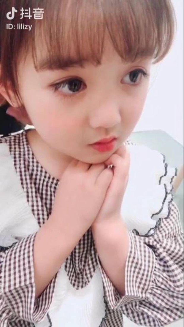 Có con gái xinh như thiên thần, mẹ nhiều lần phải khổ sở chứng minh vẻ đẹp của con là hoàn toàn tự nhiên - Ảnh 1.