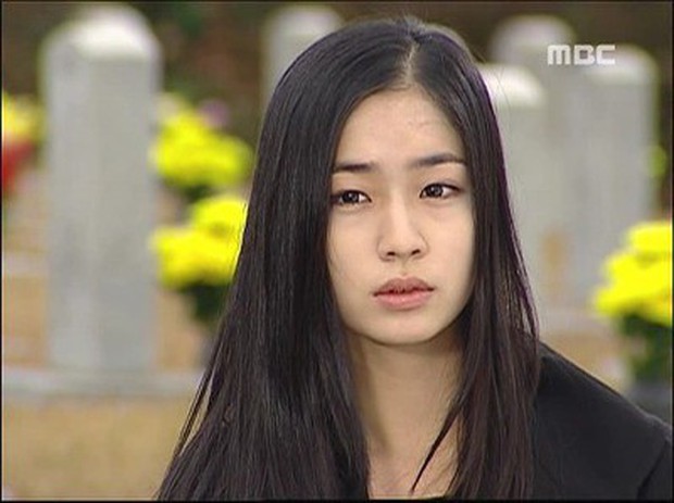 Netizen sốc khi biết sự thật đằng sau đôi mắt tuyệt đẹp của Lee Min Jung trên phim - Ảnh 2.
