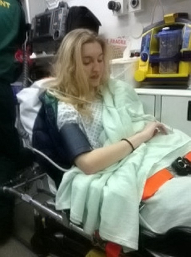 Cô gái Anh 18 tuổi gặp phản ứng phụ khi dùng thuốc tránh thai để trị mụn đến nỗi suýt mất mạng - Ảnh 3.