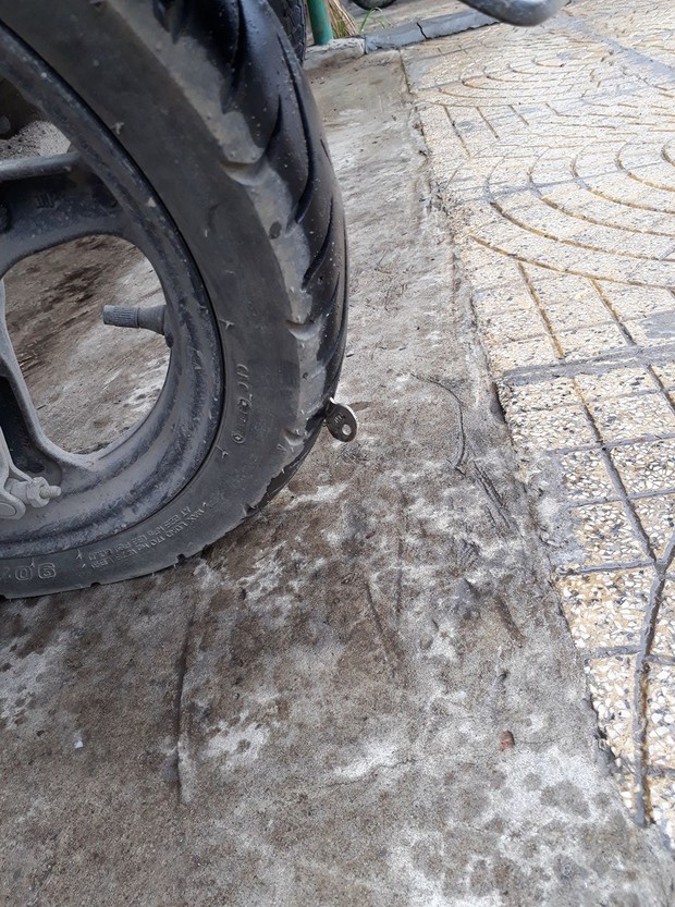 Bộ sưu tập những thứ không-phải-đinh mà lại khiến xe thủng lốp của cư dân mạng Việt - Ảnh 3.