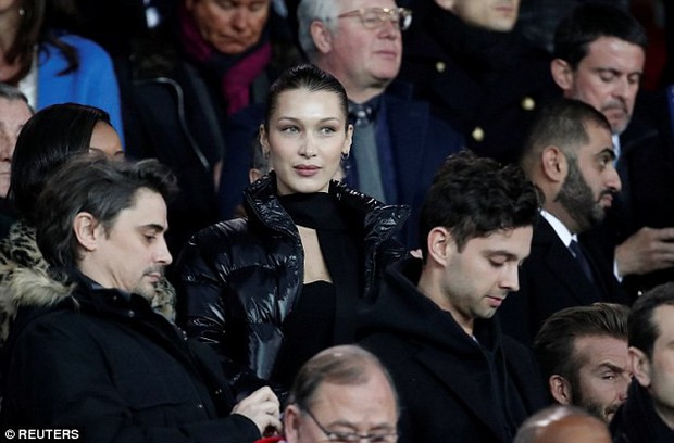 Ngồi cạnh Bella Hadid, David Beckham cực hớn hở, mải dán mắt vào người đẹp kém 21 tuổi - Ảnh 8.