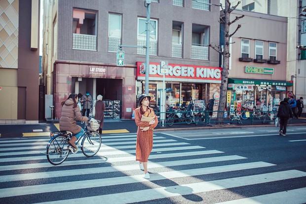 Giữa Tokyo hào nhoáng, có một cặp đôi Việt chụp ảnh cưới với concept bán báo - bán bánh mì  - Ảnh 2.