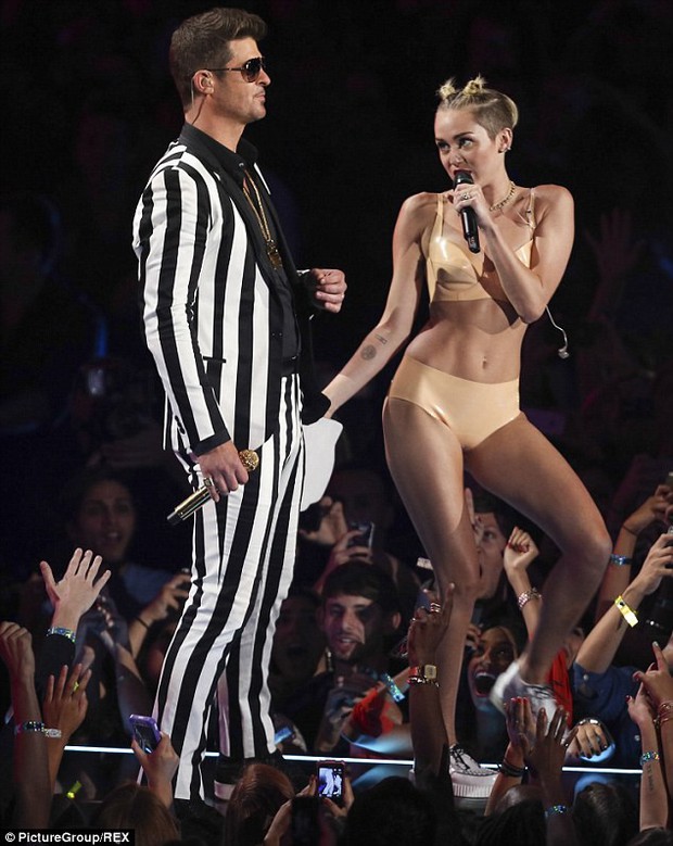 Vì sao cuộc sống của Miley Cyrus đã thay đổi mãi mãi sau sân khấu VMAs tai tiếng cách đây 5 năm? - Ảnh 1.