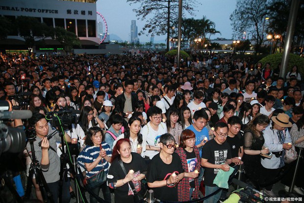 Người dân Hồng Kông ôm nhau khóc nghẹn tưởng niệm 15 năm ngày mất Trương Quốc Vinh - Ảnh 8.