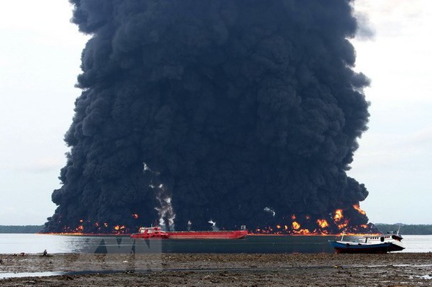 Indonesia: Cháy tàu chở hàng, 4 người thiệt mạng và mất tích - Ảnh 1.