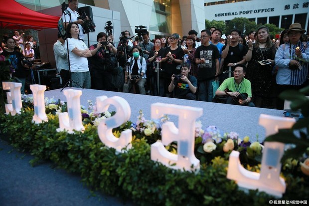 Người dân Hồng Kông ôm nhau khóc nghẹn tưởng niệm 15 năm ngày mất Trương Quốc Vinh - Ảnh 11.