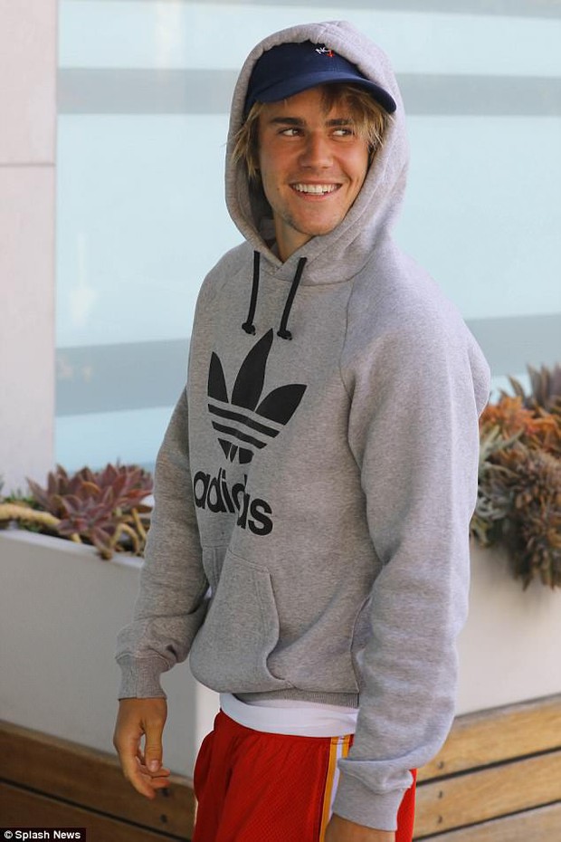 Không còn là tin đồn, Justin Bieber công khai sánh đôi bên người đẹp mới hậu chia tay Selena - Ảnh 3.
