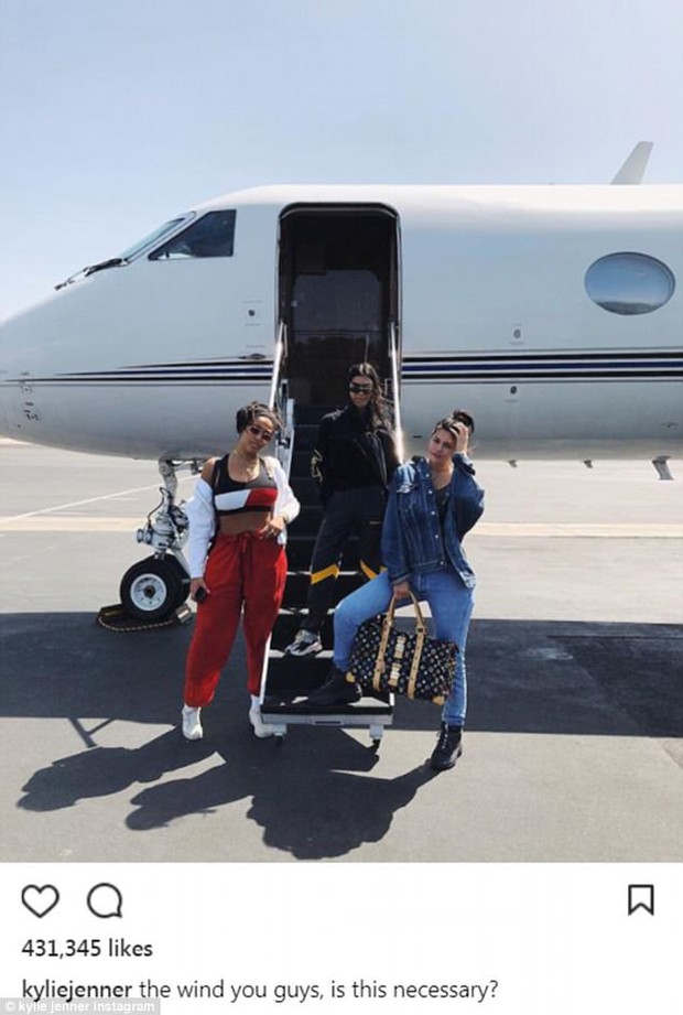 Coachella vừa bắt đầu, Kylie Jenner đã có mặt để khoe tóc hồng rực và vòng 1 căng đầy - Ảnh 10.