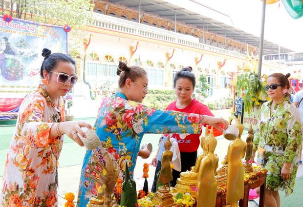 Người dân đất nước Triệu Voi tưng bừng đón Tết cổ truyền dân tộc - Ảnh 2.