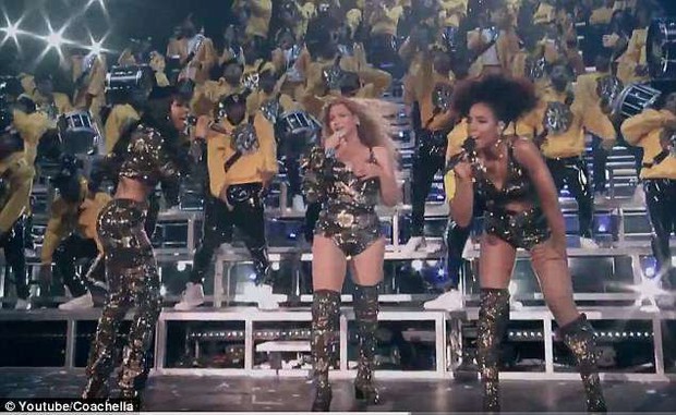 Dancing so hard... losing your clothes is real: Beyoncé's outfit was betrayed twice on the Coachella 2018 stage - Photo 1.