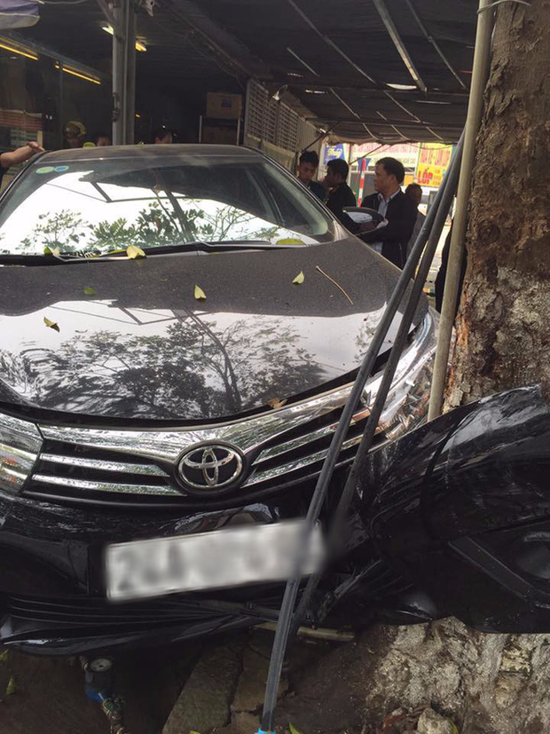 Lào Cai: Rửa xe cho khách, nhân viên tiện thể thử độ cứng của vỏ xe với gốc cây xem sao - Ảnh 3.