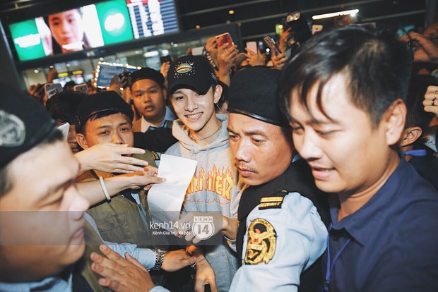 Hoàng tử lai Samuel điển trai, liên tục cười rạng rỡ giữa biển fan đông không tưởng tại sân bay Tân Sơn Nhất - Ảnh 11.