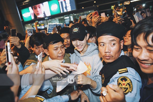 Hoàng tử lai Samuel điển trai, liên tục cười rạng rỡ giữa biển fan đông không tưởng tại sân bay Tân Sơn Nhất - Ảnh 10.