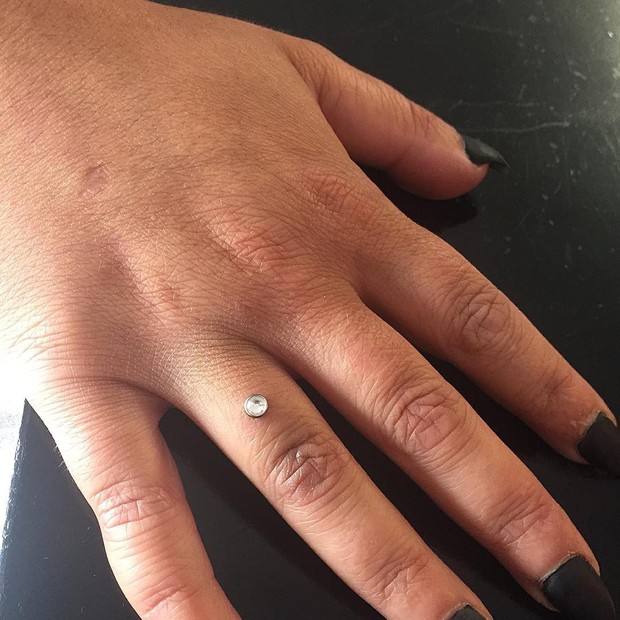 Xỏ khuyên ngón tay thay cho nhẫn đính hôn hiện đang là hot trend trên Instagram đấy - Ảnh 8.