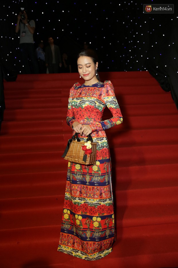 VIFW ngày 1: Sơn Tùng M-TP xuất hiện phút cuối, Chi Pu như học sinh, Angela Phương Trinh lại làm quá với mũ lông - Ảnh 19.
