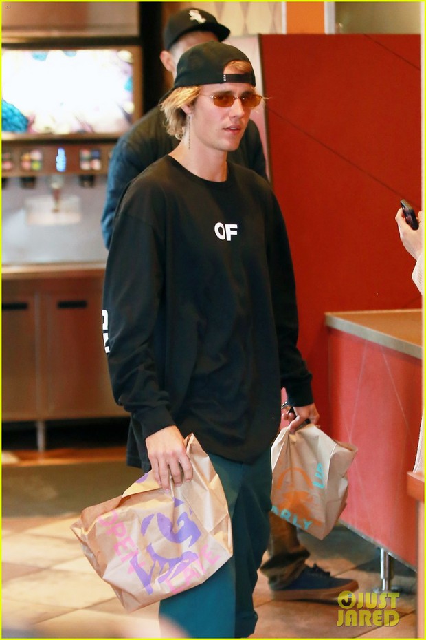Justin Bieber bị bắt gặp đi vào... toilet nữ, thiếu Selena đã làm anh ấy lú đến mức này ư? - Ảnh 1.